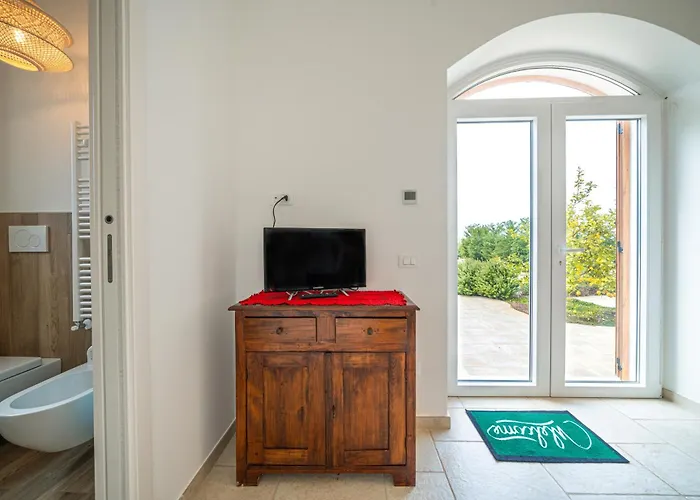 Private Pool & Parking Donna Lina 孔韦尔萨诺